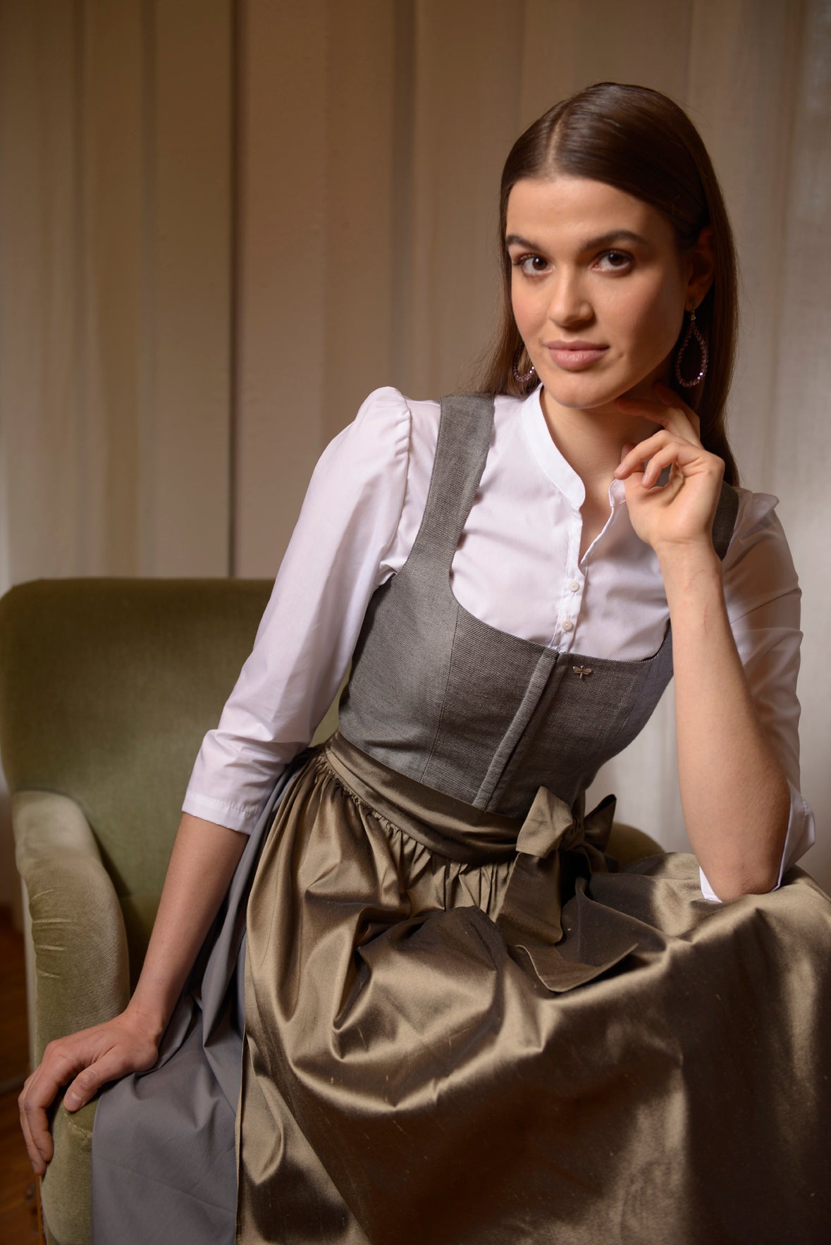 Dirndl "Thea" / Brokat olivgrün mit olivfarbener Seidenschürze