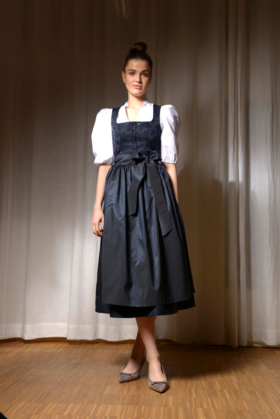 Dirndl "Thea" /Brokat schwarz-blau gemustert/ 80